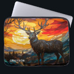 Housse Pour Ordinateur Portable Deer Sunset Woodland Mountains Nom personnalisé<br><div class="desc">Deer Sunset Woodland Mountains Nom personnalisé Ordinateur Portable Coque à manches dispose d'un cerf au coucher du soleil avec des arbres et des montagnes dans l'arrière - plan dans un effet de vitrail et personnalisée avec votre nom dans la typographie script moderne. Parfait comme cadeau pour la famille et les...</div>