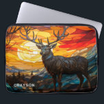 Housse Pour Ordinateur Portable Deer Sunset Woodland Mountains Nom personnalisé<br><div class="desc">Deer Sunset Woodland Mountains Nom personnalisé Ordinateur Portable Coque à manches dispose d'un cerf au coucher du soleil avec des arbres et des montagnes dans l'arrière - plan dans un effet de vitrail et personnalisée avec votre nom dans la typographie script moderne. Parfait comme cadeau pour la famille et les...</div>