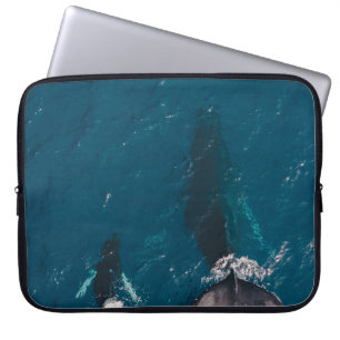 HOUSSE POUR ORDINATEUR PORTABLE DEUX BALEINES NOIRES NAGEANT DANS LE CORPS D'EAU