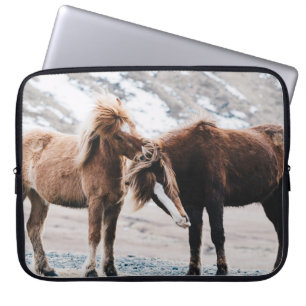 HOUSSE POUR ORDINATEUR PORTABLE DEUX CHEVAUX BROWN SUR LE TERRAIN