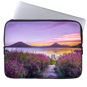 Housse Pour Ordinateur Portable dock en bois brun entre le champ de fleurs de lava
