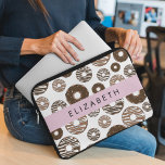 Housse Pour Ordinateur Portable Donuts Au Chocolat, Donuts Au Caramel, Glace, Votr<br><div class="desc">Joli,  amusant et adorable motif avec des beignets au chocolat et au caramel. Un cadeau moderne et branché,  parfait pour l'amoureux des beignes dans votre vie. Personnalisez en ajoutant votre nom,  votre pseudonyme,  votre monogramme ou vos initiales.</div>