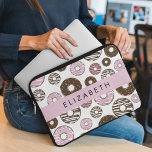 Housse Pour Ordinateur Portable Donuts Roses, Donuts Brown, Sprinkings, Votre Nom<br><div class="desc">Joli,  amusant et adorable motif avec beignets rose et marron. Un cadeau moderne et branché,  parfait pour l'amoureux des beignes dans votre vie. Personnalisez en ajoutant votre nom,  votre pseudonyme,  votre monogramme ou vos initiales.</div>