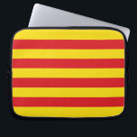 Housse Pour Ordinateur Portable Drapeau Drapeau Catalogne<br><div class="desc">Portez votre fierté catalane où que vous alliez avec cette pochette patriotique d'ordinateur portable avec le vibrant Drapeau de Catalogne ! Conçu pour protéger votre ordinateur portable avec style, cette pochette présente les rayures emblématiques rouge et jaune du Senyera, symbolisant le riche patrimoine culturel et la forte identité de la...</div>