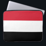 Housse Pour Ordinateur Portable Drapeau du Yémen<br><div class="desc">Ce dessin présente le drapeau national du Yémen (officiellement connu sous le nom de République du Yémen), qui est un pays à l'extrémité sud de la péninsule arabique en Asie occidentale. Le Yémen est bordé par l'Arabie Saoudite au nord, la mer Rouge à l'ouest, le golfe d'Aden et le canal...</div>