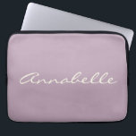 Housse Pour Ordinateur Portable Élégant Dusty Lilac manuscrit Nom du script person<br><div class="desc">Ce coque d'ordinateur portable personnalisé présente votre nom dans de belles lettres manuscrites sur un arrière - plan élégant Dusty Lilac Purple. Super idée cadeau.</div>