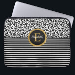 Housse Pour Ordinateur Portable Élégant Manche d'ordinateur portable Léopard Noir<br><div class="desc">Un motif léopard noir et blanc à rayures noires et blanches et un monogramme d'or et de noir décorent cette pochette d'ordinateur portable. Personnalisez-le pour vous-même ou pour un cadeau ! Conçu pour vous par Blackberry Boulevard.</div>