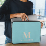 Housse Pour Ordinateur Portable Élégant Manchon de portable Monogramme bleu<br><div class="desc">Manche élégante Blue Abstrait portable. Protégez votre ordinateur portable avec cette pochette d'ordinateur portable motif abstrait de sable clair turquoise et beige. Personnalisez-le facilement avec votre propre nom (ou tout autre nom) en cliquant sur le bouton "PERSONNALISER CE MODÈLE". Cette pochette d'ordinateur portable est destinée à ceux qui veulent protéger...</div>