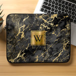 Housse Pour Ordinateur Portable Élégant marbre noir or brossé monogramme métalliqu<br><div class="desc">Cette élégante pochette pour ordinateur portable est ornée d'un motif arrière - plan en marbre noir orné de veines dorées. Personnalisez-le avec votre monogramme initial en noir sur un carré en métal brossé or.</div>