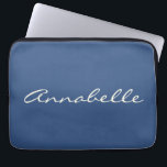 Housse Pour Ordinateur Portable Elegant Marine Bleu manuscrit Nom de script person<br><div class="desc">Ce coque d'ordinateur portable personnalisé présente votre nom dans une belle écriture manuscrite sur un arrière - plan bleu marine élégant. Super idée cadeau.</div>