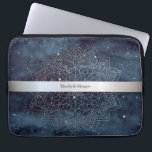 Housse Pour Ordinateur Portable Elégant moderne en argent Mandala Stripe Navy bleu<br><div class="desc">Bande argentée et mandala floral sur un arrière - plan bleu marine.</div>