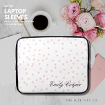 Housse Pour Ordinateur Portable Élégant Monogramme moderne Blush Pink Confetti Scr<br><div class="desc">Cette élégante pochette d'ordinateur portable blanc est dotée d'un motif de pois rose vif moderne, ce qui ajoute une touche d'amusement à votre journée de travail. L'élégant monogramme noir en script ajoute une touche personnelle et en fait un accessoire unique. Parfait pour protéger votre ordinateur portable contre les rayures et...</div>