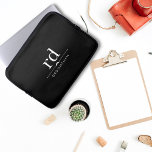 Housse Pour Ordinateur Portable Élégant Monogramme noir et blanc Groomsmen Cadeau<br><div class="desc">Présentation d'une couverture d'ordinateur portable élégante et pratique, conçue comme le cadeau parfait pour les groomsmen. Avec ses initiales de monogramme classique noir et blanc, cette couverture dégage un charme intemporel à la fois élégant et moderne. Réalisée à partir de matériaux de haute qualité, cette couverture simple pour ordinateur portable...</div>