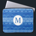 Housse Pour Ordinateur Portable Elégant Motif d'oignon bleu aquarelle avec Monogra<br><div class="desc">Ajoutez votre monogramme initial à une jolie pochette d'ordinateur portable avec des formes de ogee qui s'emboîtent entre le bleu foncé et le bleu clair et le dos. En revanche, la courbe continue S contourne le passage du bleu clair au bleu foncé et au dos. Les formes géométriques peintes en...</div>