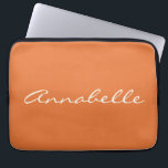 Housse Pour Ordinateur Portable Élégant Orange manuscrit Nom de script personnalis<br><div class="desc">Ce coque d'ordinateur portable personnalisé présente votre nom dans de belles lettres manuscrites sur un arrière - plan Burnt Orange élégant. Super idée cadeau.</div>