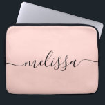 Housse Pour Ordinateur Portable Élégant Pastel rose Signature Nom du script<br><div class="desc">Manche Ordinateur Portable De Script Pink Minimaliste Moderne. Personnalisez ce design simple et minimal avec votre nom ou vos initiales.</div>