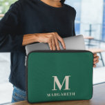 Housse Pour Ordinateur Portable Élégant poêle à manches vert de monogramme de forê<br><div class="desc">Élégant Manche pour ordinateur portable Monogram Green Forest Protégez votre ordinateur portable avec cette pochette pour ordinateur portable vert et beige. Personnalisez-le facilement avec votre propre nom (ou tout autre nom) en cliquant sur le bouton "PERSONNALISER CE MODÈLE". Cette pochette d'ordinateur portable est destinée à ceux qui veulent protéger l'ordinateur...</div>