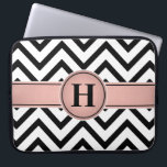 Housse Pour Ordinateur Portable Elégant rose et noir Monogramme Rose or Chevron<br><div class="desc">Protégez votre ordinateur portable avec style grâce à une manche moderne et chic. Le design comprend un motif zig-zag en chevron noir et blanc,  une jolie bande de papier doré rose en rose et noir,  et votre monogramme personnalisé. Ce coque d'ordinateur élégant et tendance lui fait un cadeau élégant.</div>
