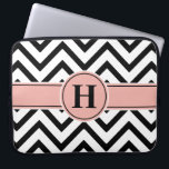 Housse Pour Ordinateur Portable Elégant rose et noir Monogramme Rose or Chevron<br><div class="desc">Protégez votre ordinateur portable avec style grâce à une manche moderne et chic. Le design comprend un motif zig-zag en chevron noir et blanc,  une jolie bande de papier doré rose en rose et noir,  et votre monogramme personnalisé. Ce coque d'ordinateur élégant et tendance lui fait un cadeau élégant.</div>