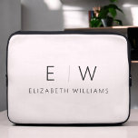 Housse Pour Ordinateur Portable Élégant rose vif Moderne minimaliste Nom du monogr<br><div class="desc">Améliorez le style et la protection de votre iPad grâce à notre Manche Monogram iPad minimaliste classique et élégant. Faisant fusionner élégance intemporelle et minimalisme contemporain, cet accessoire méticuleusement conçu élève votre expérience de tablette. Réalisée avec précision et attention au détail, cette pochette iPad n'est pas seulement un objet pratique,...</div>