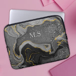 Housse Pour Ordinateur Portable Elégante parties scintillant en marbre gris<br><div class="desc">Joli chic et élégant en faux parties scintillant de marbre girly bling dans différentes nuances de gris et d'or Manche Ordinateur portable. Ajoutez un peu de style à votre bureau, à votre bureau ou à votre espace personnel avec un nom personnalisé chic et élégant et une pochette monogramme. personnalisez-le avec...</div>