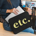 Housse Pour Ordinateur Portable etc. Typographie à la mode en gras noir et jaune<br><div class="desc">Le etc. Tendance Black & Yellow Bold Typography Laptop Sleeve combine style et fonctionnalité. Avec son design noir et jaune frappant et sa typographie audacieuse, cette manche protège non seulement votre ordinateur portable, mais ajoute également une touche moderne à vos accessoires technologiques. Idéal pour garder votre ordinateur portable en sécurité...</div>