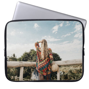Housse Pour Ordinateur Portable Femme debout sur la terrasse