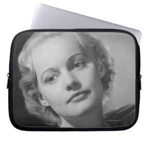 Housse Pour Ordinateur Portable Femme posant 2