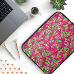 Housse Pour Ordinateur Portable Festif Motif de feuillage de canneberge, Fuchsia<br><div class="desc">Un look festif et dynamique motif de numériquement canneberges rouges dessinées à la main sur leurs tiges avec des feuilles verts, dressé contre un arrière - plan fuchsia vif. Chaque canneberge et les feuilles sont colorés dans une texture aquarelle pour une touche artisanale à l'atmosphère accueillante et chaleureuse. Ce motif...</div>