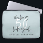 Housse Pour Ordinateur Portable Fête de 50 ans en or<br><div class="desc">Célébrez votre 50e anniversaire en style avec ce design chic,  élégant 50 et fabuleux anniversaire. Un design moderne avec du texte de script et des graphismes en gras. Modifiez la couleur pour la customiser. Partie d'une collection.</div>