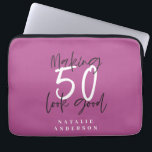 Housse Pour Ordinateur Portable Fête de 50 ans en or<br><div class="desc">Célébrez votre 50e anniversaire en style avec ce design chic,  élégant 50 et fabuleux anniversaire. Un design moderne avec du texte de script et des graphismes en gras. Modifiez la couleur pour la customiser. Partie d'une collection.</div>