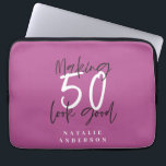 Housse Pour Ordinateur Portable Fête de 50 ans en or<br><div class="desc">Célébrez votre 50e anniversaire en style avec ce design chic,  élégant 50 et fabuleux anniversaire. Un design moderne avec du texte de script et des graphismes en gras. Modifiez la couleur pour la customiser. Partie d'une collection.</div>