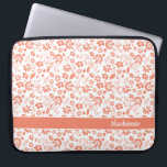 Housse Pour Ordinateur Portable Fille Corail Pêche Fleurs tropicales Monogramme<br><div class="desc">Fille Corail Peach Tropical Flowers Monogramme Portable Sleeve. Facile à customiser avec du texte,  des polices et des couleurs. Créé par le designer pro Zazzle BK Thompson exclusivement pour Cedar et String; veuillez nous contacter si vous avez besoin d'aide pour le design.</div>