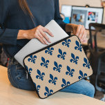 Housse Pour Ordinateur Portable Fleur de Lis Motif, Royal French Blue sur Crème<br><div class="desc">Motif élégante,  élégante et sophistiquée avec Motif Fleur De Lis bleu marine sur arrière - plan crème. Design moderne et tendance,  parfait pour les amateurs de charge héraldique.</div>