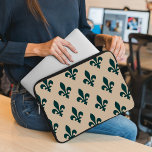 Housse Pour Ordinateur Portable Fleur de Lis Motif, Royal French Green on Cream<br><div class="desc">Motif élégante,  élégante et sophistiquée avec Motif Fleur De Lis vert sur arrière - plan crème. Design moderne et tendance,  parfait pour les amateurs de charge héraldique.</div>