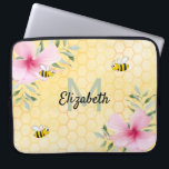 Housse Pour Ordinateur Portable Fleur rose des abeilles jaunes nom<br><div class="desc">Ajoutez un peu de plaisir et d'humour à votre bureau à domicile! Arrière - plan jaune, blanc avec un motif abeille et joyeux bourdons souriants abeilles. Décoré de fleurs Hibiscus tropicaux roses. Modèle pour votre nom et lettre monogramme, lettres vert et noir. Le nom est écrit avec un script de...</div>