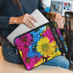 Housse Pour Ordinateur Portable Fleurs colorées, Faisées, Boho, Votre Nom<br><div class="desc">Photo élégante,  élégante et sophistiquée de fleurs de marguerite bleues,  jaunes et roses. Un cadeau moderne et tendance,  parfait pour les amateurs de design floral dans votre vie. Personnalisez en ajoutant votre nom,  votre pseudonyme,  votre monogramme ou vos initiales.</div>