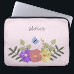 Housse Pour Ordinateur Portable Fleurs de fille et papillon Pastel Nom rose<br><div class="desc">Jolie illustration florale sur manche d'ordinateur portable personnalisée rose pastel (la couleur arrière - plan peut être changée)</div>