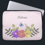 Housse Pour Ordinateur Portable Fleurs de fille et papillon Pastel Nom rose<br><div class="desc">Jolie illustration florale sur manche d'ordinateur portable personnalisée rose pastel (la couleur arrière - plan peut être changée)</div>