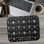 Housse Pour Ordinateur Portable Fleurs métalliques Noir, Argent Floral Nom<br><div class="desc">Cette pochette d'ordinateur portable personnalisée présente des fleurs à l'apparence métallique et des feuilles qui apparaissent sur l'arrière - plan noir. La perle comme les perles en font un design moderne unique qui fait une déclaration. Pour modifier le nom, cliquez sur le bouton Personnaliser. A.I. est utilisé dans cette conception....</div>