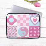 Housse Pour Ordinateur Portable Fleurs rétro Coeurs Stars Checker Motif<br><div class="desc">Revenez dans le temps avec ces blocs rétro d'inspiration Y2K qui présentent des fleurs,  des coeurs et des étoiles mignons qui évoquent un sens nostalgique du début des années 2000. Appréciez les couleurs vives et les designs ludiques pour ajouter une touche de nostalgie à votre espace.</div>