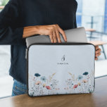 Housse Pour Ordinateur Portable Flore sauvage<br><div class="desc">Le Manteau d'Ordinateur Portable Wild Floral sur un arrière - plan bleu poussiéreux offre un magnifique mélange de charme naturel et rustique. Conçu avec des fleurs sauvages dans des couleurs subtiles et terreuses sur un fond bleu poussiéreux apaisant, ce Sleeve pour ordinateur portable ajoute une esthétique unique et élégante à...</div>