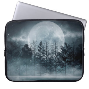 Housse Pour Ordinateur Portable Forêt foncée. Scène sombre et sombre avec des arbr