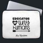 Housse Pour Ordinateur Portable Funny Teacher cadeau personnalisé<br><div class="desc">Ce drôle de design "Educator of mini human" est un grand cadeau d'appréciation pour les enseignants! Peut être facilement personnalisé pour ajouter le nom de votre enseignant préféré. Anniversaire de l'enseignant,  Retour à l'école ou comme cadeau de Merci de fin d'année.</div>