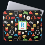 Housse Pour Ordinateur Portable Gamer décoré d'un monogramme de motif de partie de<br><div class="desc">Caisse décorée d'un monogramme d'ordinateur portable de Gamer de motif de partie de jeu vidéo d'enfants. Personnalisez avec le nom et l'initiale. Un motif des écouteurs,  des contrôleurs de jeu vidéo,  de la crème glacée,  des butées toriques,  de la pizza,  des pommes frites et des hamburgers. www.SamAnnDesigns.com</div>