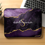 Housse Pour Ordinateur Portable Géode d'âge d'or violet monogramme<br><div class="desc">Ce design chic présente une aquarelle d'agate violet parée de parties scintillant en faux or. Personnalisez-le avec votre initiale monogramme en police décorative couleur or et votre nom en écriture manuscrite blanche.</div>