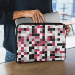 Housse Pour Ordinateur Portable Géométrique moderne Magenta Black Grey<br><div class="desc">Cette pochette de portable colorée dispose d'un motif géométrique multicolore à Viva Magenta,  noir,  gris et blanc. Les carrés sont colorés par ordre aléatoire et vous pouvez modifier les couleurs dans l'outil Design.</div>