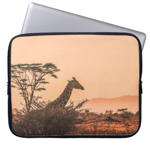 HOUSSE POUR ORDINATEUR PORTABLE GIRAFFE NOIR ET BLANC SUR LE CHAMP GRASS BROWN
