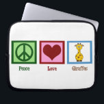 Housse Pour Ordinateur Portable Giraffes de Paix<br><div class="desc">Un signe de paix,  un coeur,  et une girafe mignonne. J'adore les dons d'animaux sauvages.</div>