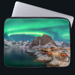 Housse Pour Ordinateur Portable Glace et neige | Northern Lights, Norvège<br><div class="desc">Cette photo Getty Images extraordinaire présente les aurores boréales en Norvège,  comté de Nordland,  district des îles Lofoten,  municipalité de Moskenes,  Hamnoy.</div>